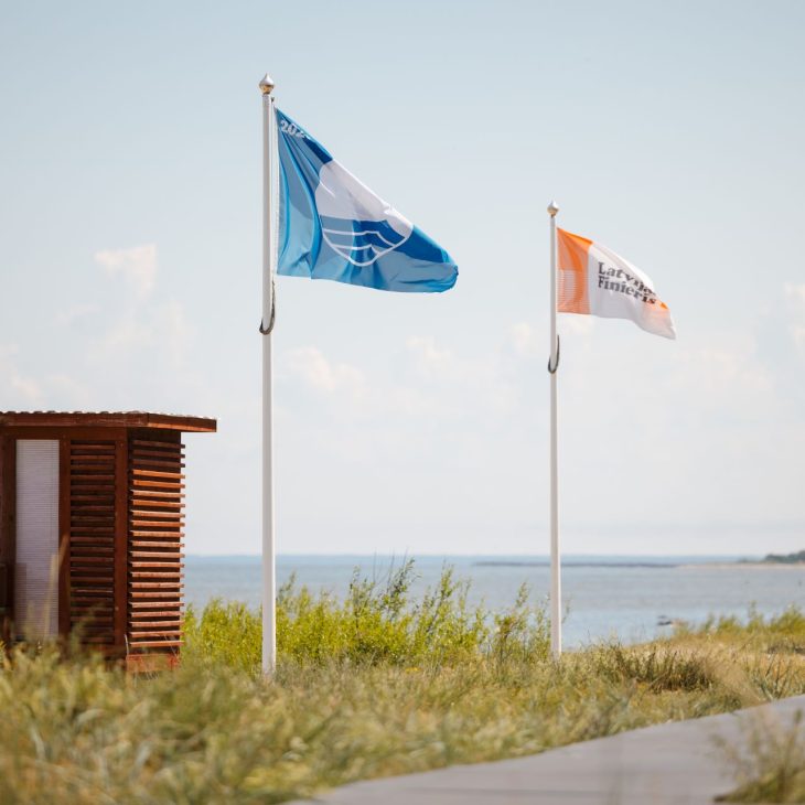 Starptautisks kvalitātes apliecinājums drošai un tīrai atpūtai pie jūras – Zilais karogs